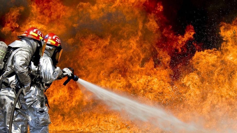 An abandoned building is on fire near a quarry in Dnipro. (VIDEO)