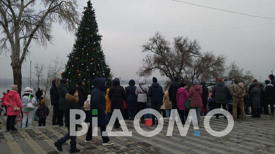 В Днепре в парке Шевченко зажглась новогодняя елка (ФОТО, ВИДЕО)