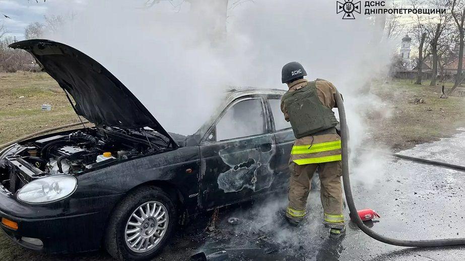 В Никополе на улице загорелся автомобиль (ФОТО)