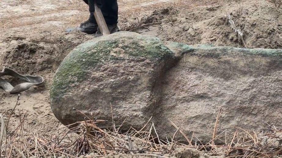 В Дніпрі виявили величезний "фалічний" камінь віком 5 тисяч років (ФОТО)