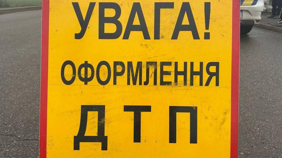 У центрі Дніпра сталося зіткнення легкових автомобілів: рух ускладнено (ВІДЕО)