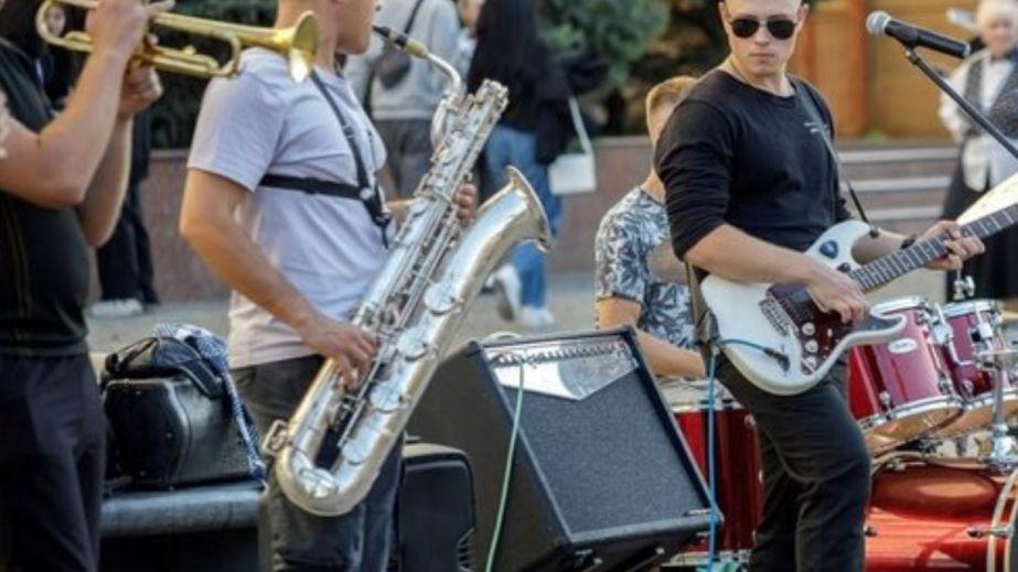 В Днепре уличный оркестр провел захватывающий перформанс в самом центре города. Смотрите видео!