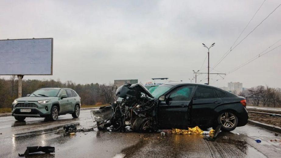 На Кайдакском мосту видеокамеры запечатлели момент, когда легковой автомобиль сбил столб (СМОТРИТЕ ВИДЕО)