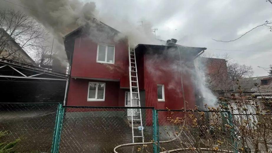 Пожар охватил здание на улице Грушевского в центре Днепра: все детали происшествия и фото с места событий.