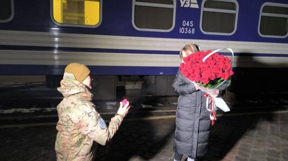 На вокзале Кривого Рога солдат сделал предложение своей возлюбленной.