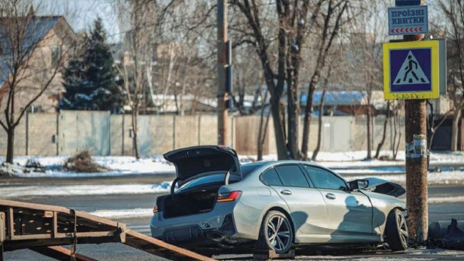 В Днепре на улице Янтарной водитель BMW на высокой скорости врезался в столб (ФОТО, ВИДЕО)