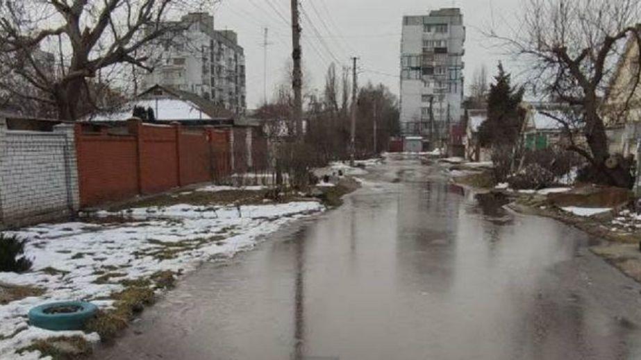 In Dnipro, one street has turned into a river, with water flooding into homes (PHOTOS).